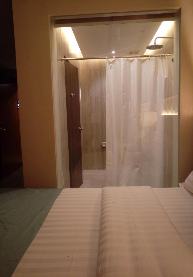 J7 Plaza Hotel Iloilo Esterno foto