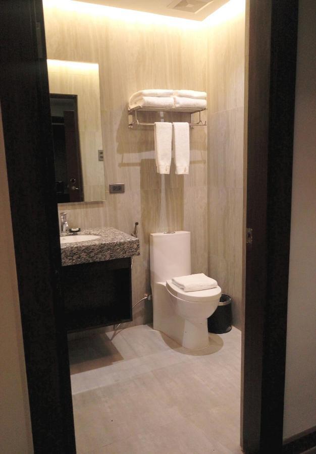 J7 Plaza Hotel Iloilo Esterno foto