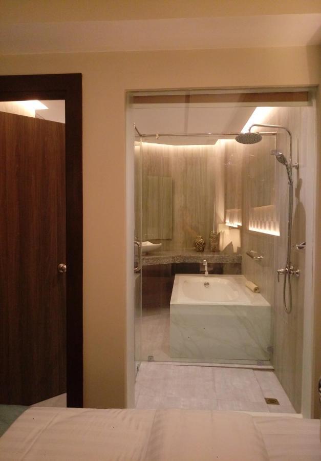 J7 Plaza Hotel Iloilo Esterno foto