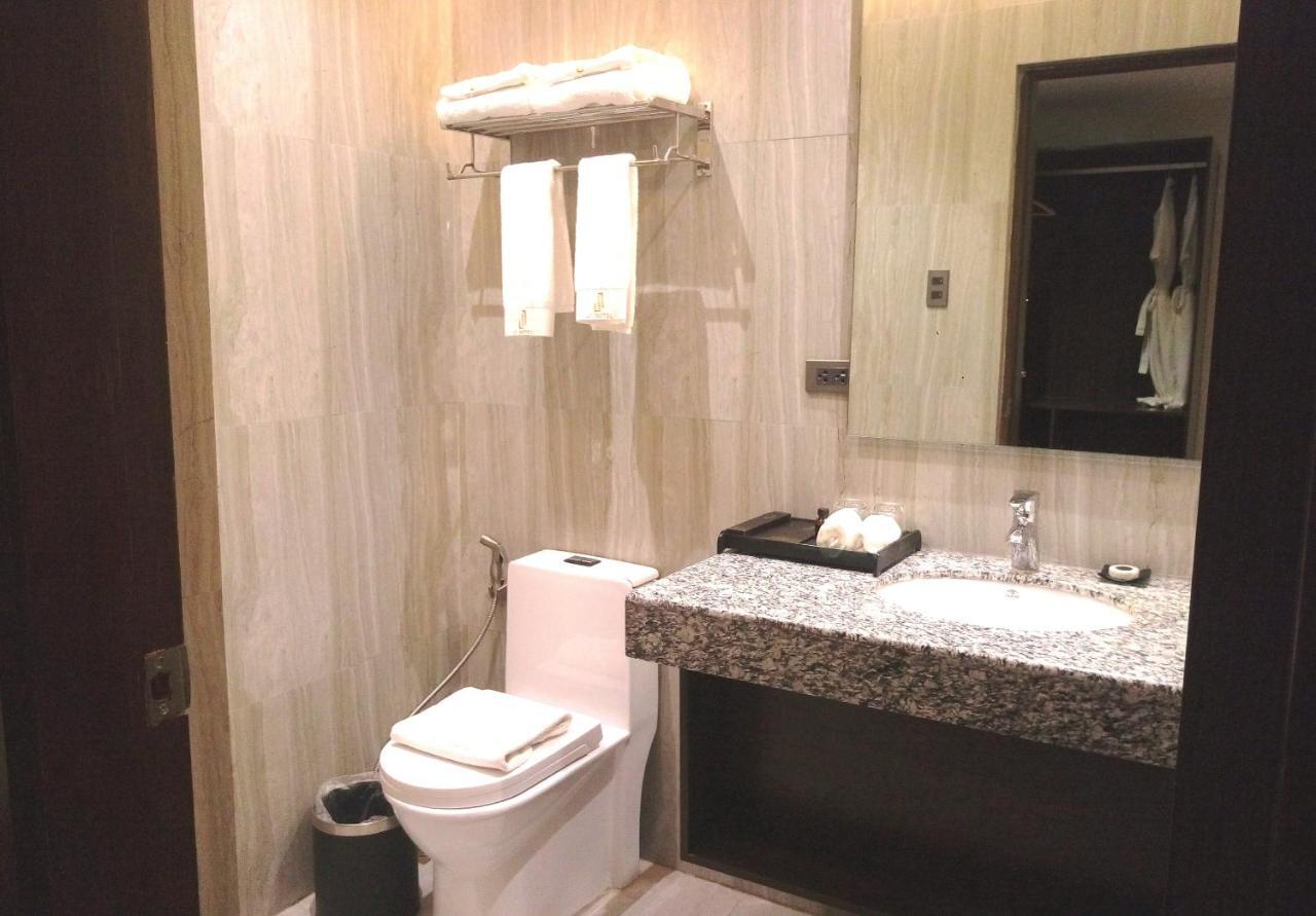 J7 Plaza Hotel Iloilo Esterno foto
